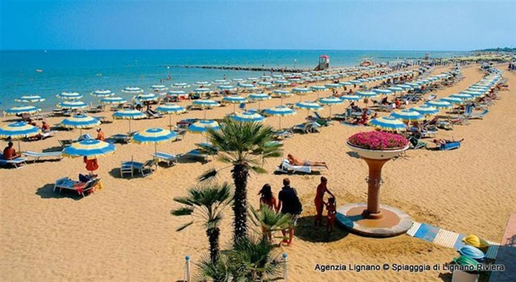 Lignano Exclusive With Pool Apartment Lignano Sabbiadoro Exterior photo